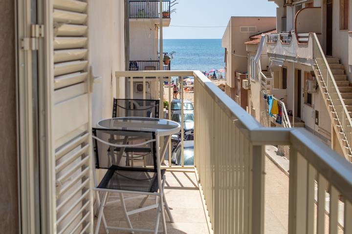 Apartamento entero, Apartamento vacacional "Verdemare" con vistas al mar, balcón y Wi-Fi in Casuzze, Santa Croce Camerina