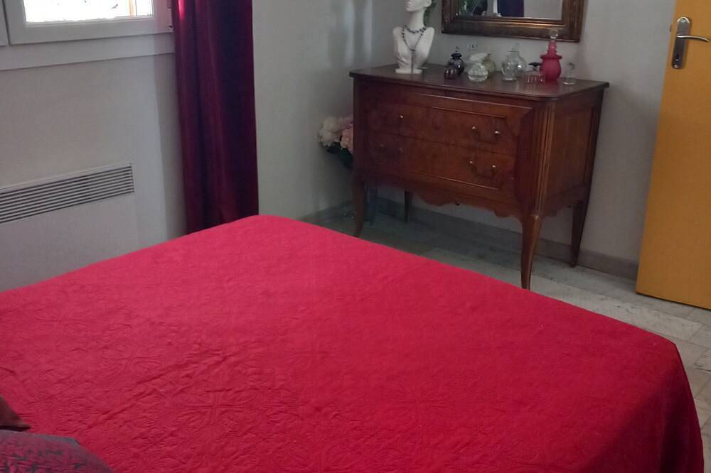 Quiet village house, swimming pool. Serenity guaranteed in its exotic garden. in Entraigues-sur-la-Sorgue, Vaucluse