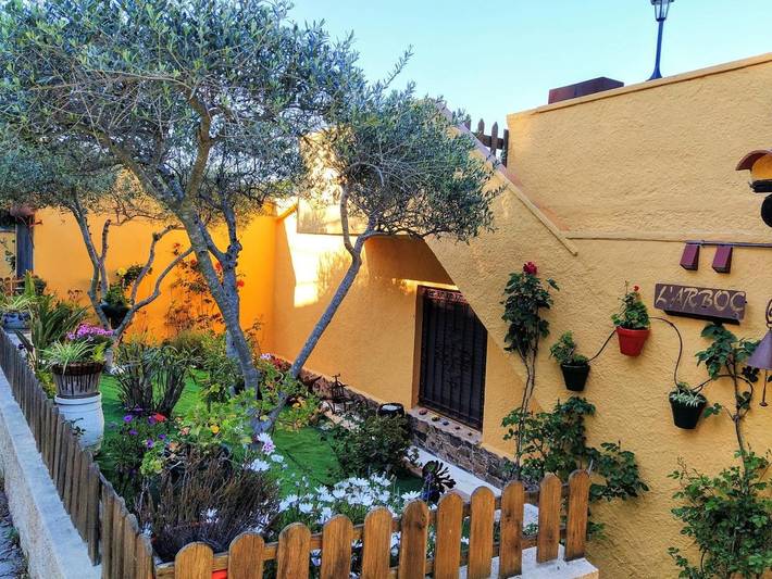 Location de vacances pour 5 personnes, avec vue ainsi que piscine et jardin, adapté aux familles à Vall-llobrega - 2