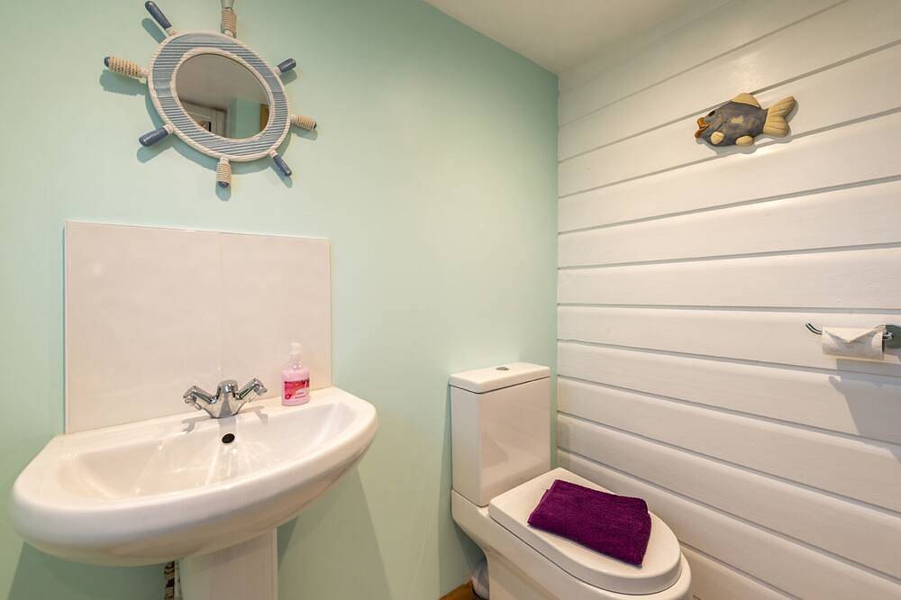 Westhill. Three bedroom holiday chalet. Five minute walk to Hayle beach in Hayle, Cornwall