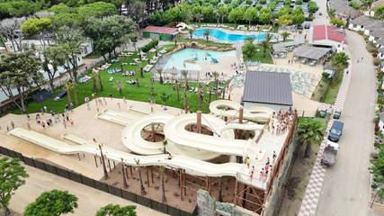 Camping pour 5 personnes, avec bassin pour enfant et jacuzzi ainsi que jardin et piscine à Platja d'Aro