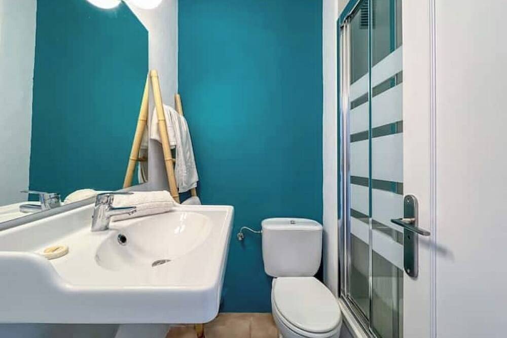 Entire apartment, A seaside retreat with swimming pool in Ciutadella, Menorca