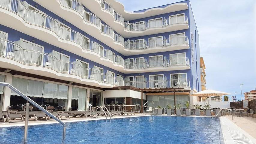 Hôtel pour 2 personnes, avec bassin pour enfant ainsi que balcon et piscine