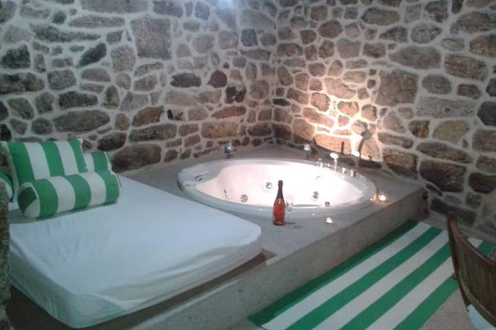 Gîte pour 7 personnes, avec Balcon et Jacuzzi ainsi que Jardin et Piscine
