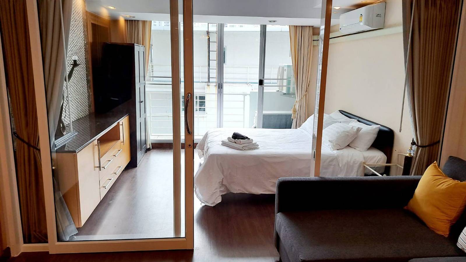 Ganze Ferienwohnung, 6D Serviced Apartment mit 3 Schlafzimmern in der Innenstadt und Gemeinschaftspool in Watthana District, Bangkok