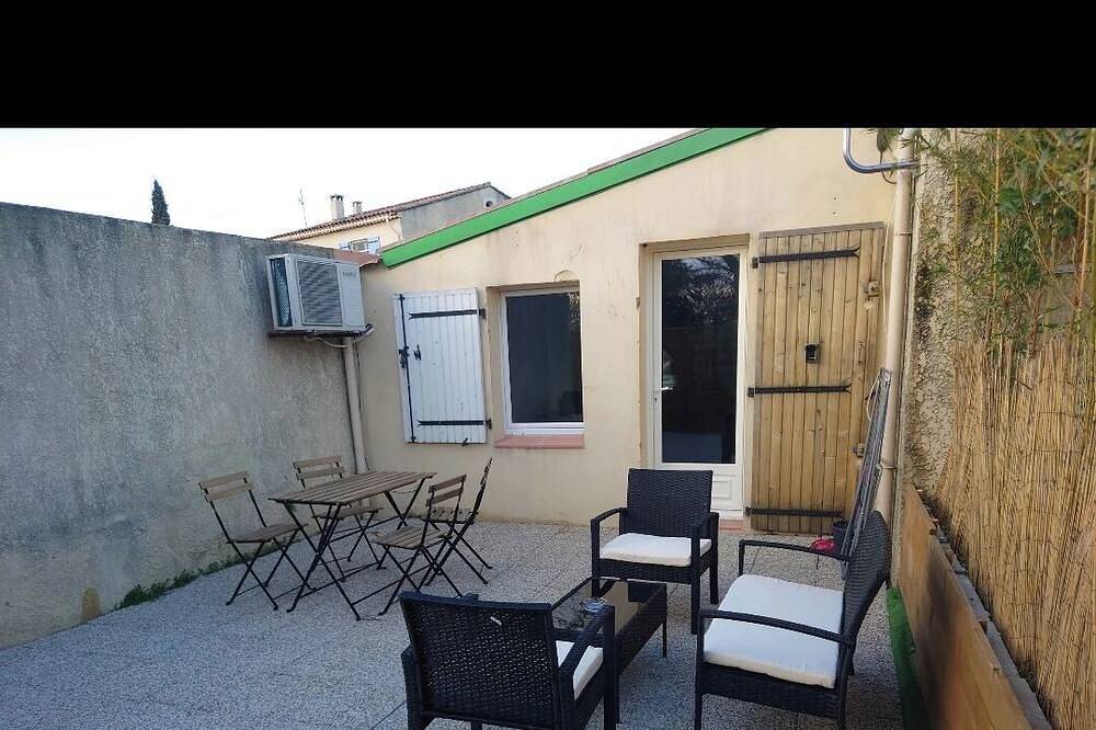 Entire apartment, Single apartment sleeping 4 in Miramas, Istres region