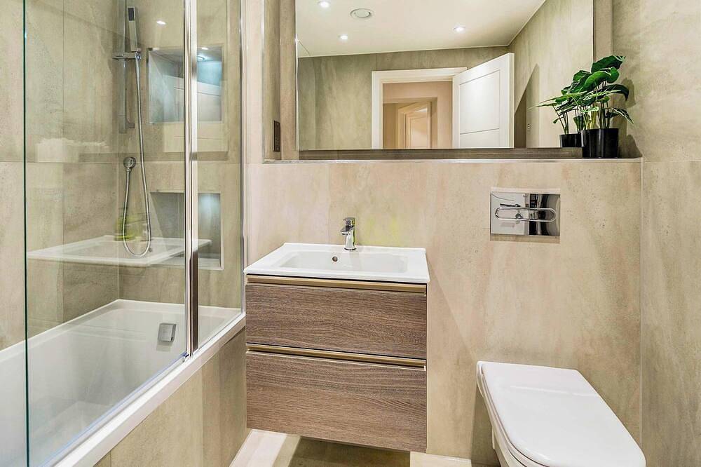 Geheel appartement, Town Center| Contractors/Families | Wifi | Balcony in Rushmoor, Hampshire