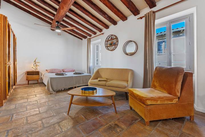 Hel lägenhet, Fully equipped apartment with shared terrace, bike storage, and Wi-Fi in Beaucaire, Nimes region