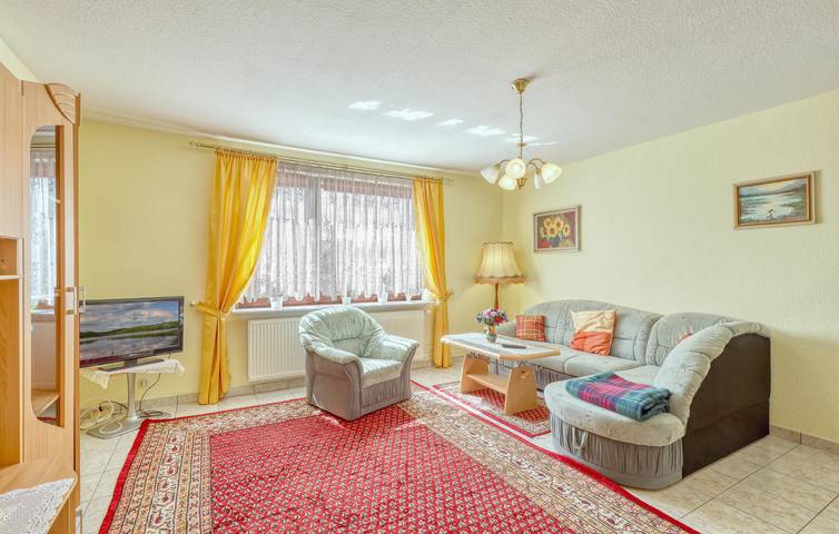 Ganze Ferienwohnung, Gemütliche Wohnung in Strasen: Kabel-TV, Parkplatz, Terrasse, Garten - Nähe Stadtzentrum & See in Strasen, Wesenberg