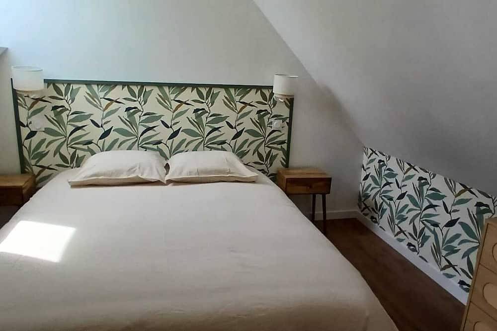 Ganze Wohnung, Cozy apartment for 6 people with a large terrace, 15 minutes from the ocean; pets allowed in Merlevenez, Côte des Mégalithes
