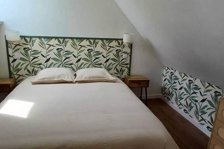 Ganze Wohnung, Cozy apartment for 6 people with a large terrace, 15 minutes from the ocean; pets allowed in Merlevenez, Côte des Mégalithes