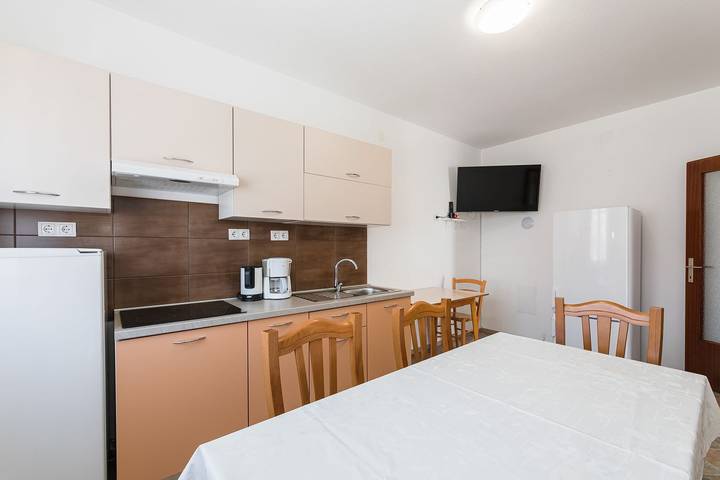 Ganze Wohnung, Malerisches Apartment nur 700 Meter zum Sandstrand mit herrlichem Meerblick, Pool, Grill in Crikvenica, Primorje-Gorski Kotar