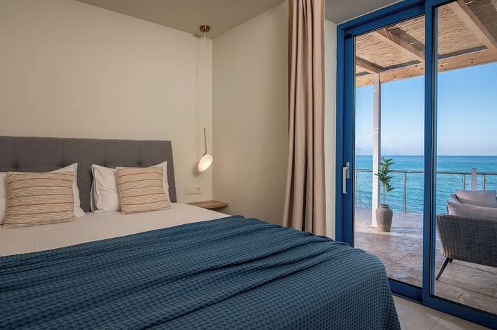 Astarte Villas - Bleu Beach Front Villa with Pool in Argassi, Zante
