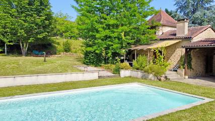 Gîte pour 4 personnes, avec terrasse et piscine à Trémolat