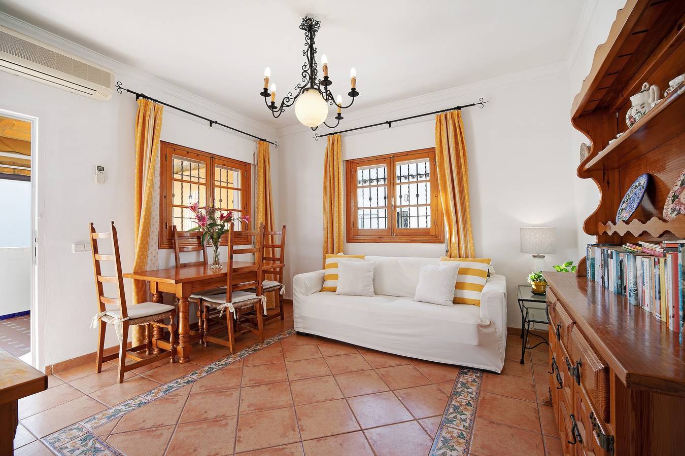 Appartement entier, Appartement 'Caracola' avec terrasse privée, Wi-Fi et climatisation in Chipiona, Costa de la Luz