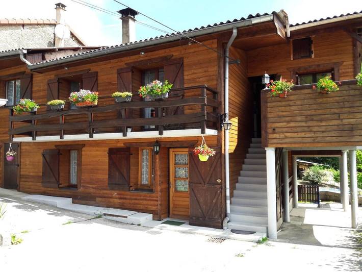 Location de vacances pour 8 personnes, avec Balcon et Terrasse ainsi que Jardin et Vue à Saint-Rambert-en-Bugey