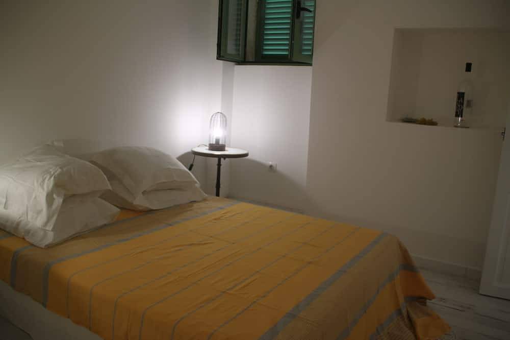 Petite maison avec piscine n°6  cœur de la ville avec sa cour quartier calme in Calvi, Région de Calvi
