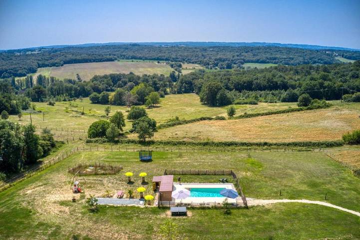 Gîte pour 5 personnes, avec Terrasse et Jardin ainsi que Piscine et Vue à Saint-Germain-et-Mons - 3