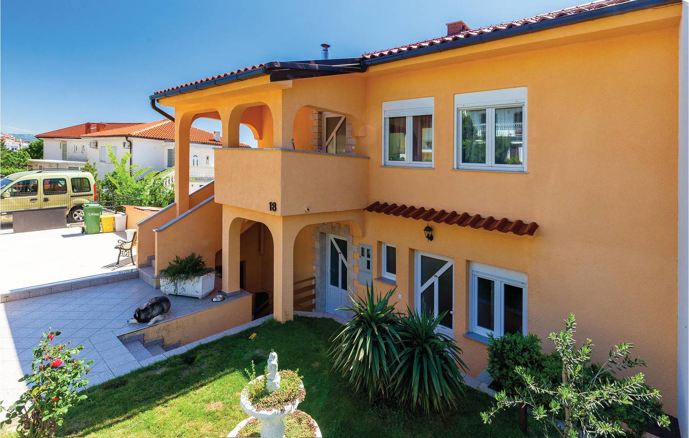 Ganze Ferienwohnung, Gemütliches Apartment mit Meerblick, WLAN, Terrasse und Parkplatz – 1 km vom Strand entfernt in Crikvenica, Primorje-Gorski Kotar