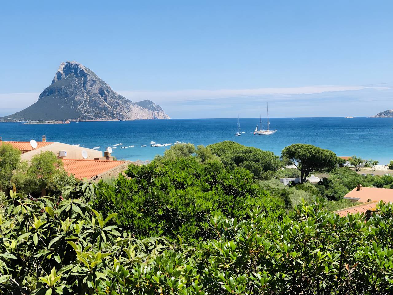 Ganze Wohnung, Zweizimmerwohnung mit Meerblick, 250 m vom Strand, privater Terrasse & Klimaanlage in Porto Taverna, Loiri Porto San Paolo