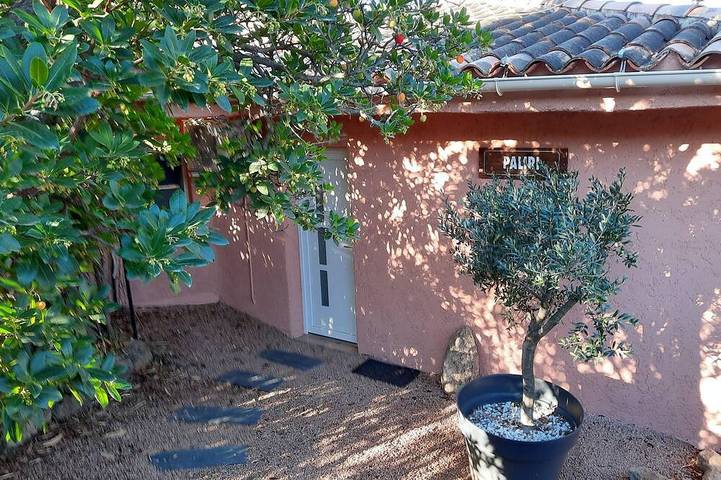 Location de vacances pour 5 personnes, avec terrasse ainsi que jardin et piscine dans Sainte-Lucie de Porto-Vecchio