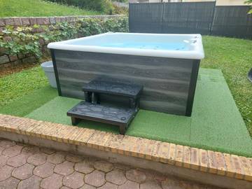 Gîte pour 3 personnes, avec piscine ainsi que vue et jardin à Champillon