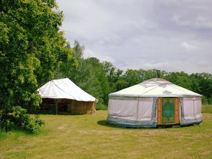 Tente pour 4 personnes, avec terrasse et vue sur le lac ainsi que vue et jardin en Indre-et-Loire