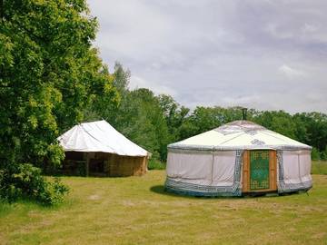 Tente pour 4 personnes, avec terrasse et jardin ainsi que vue sur le lac et vue en Indre-et-Loire