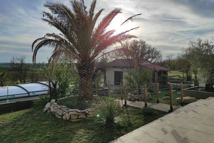 Gîte pour 4 personnes, avec terrasse ainsi que piscine et jardin dans Belmont-Sainte-Foi