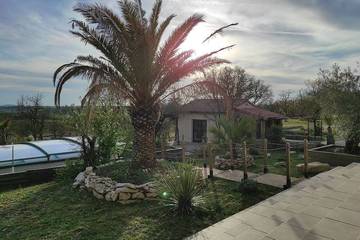 Gîte pour 4 personnes, avec jardin ainsi que terrasse et piscine dans Belmont-Sainte-Foi