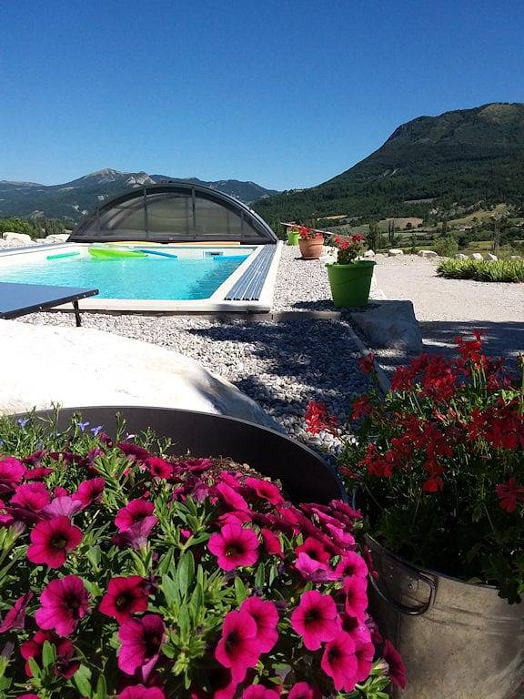 Location de vacances pour 2 personnes, avec Balcon et Terrasse ainsi que Jardin et Piscine à Mévouillon