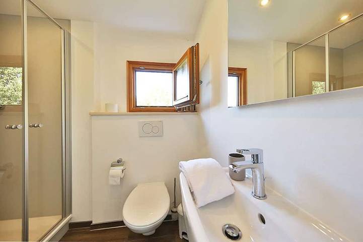 Blockhütte für 2 Personen, mit Sauna und Terrasse sowie Whirlpool und Garten in Oberbayern