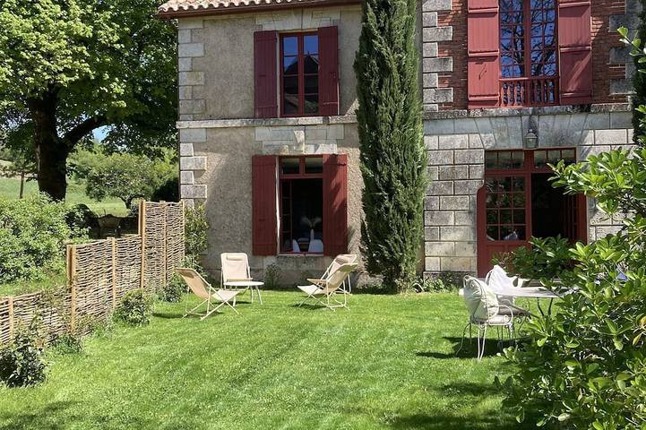 Gîte pour 4 personnes, avec piscine et jardin à Saint-Hilaire-d'Estissac