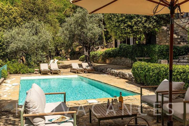 Villa for 8 personer, med Balkon/Terrasse og Have samt Pool i Bargemon