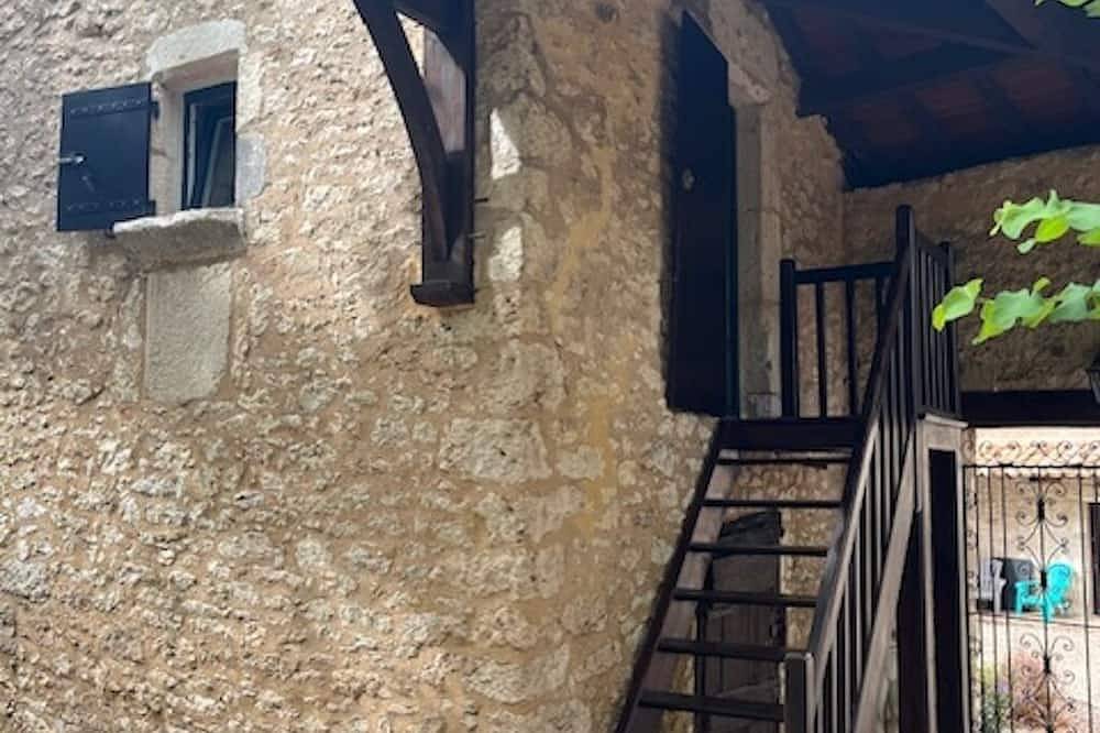 Chambre d'hôte in a green pigeon house at the foot of Monflanquin in Monflanquin, Villeneuve-sur-Lot region