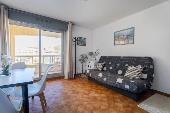 Entire studio, Studio for 4 People with Balcony, 10 Minutes from the Beach, in the Heart of the Village in Saint-Mandrier-sur-Mer, Mediterranean Coast (France)