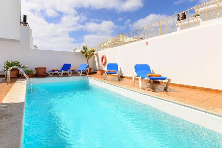 Beautiful holiday home with Heated Pool, Private Patio and Great Location in Puerto del Carmen, Tías