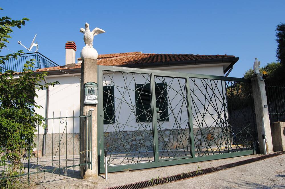 Freistehendes Ferienhaus mit Superblick auf Meer und Berge in Salvatore (Castellabate), Castellabate