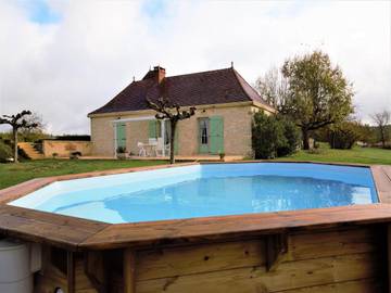 Gîte pour 4 personnes, avec terrasse ainsi que piscine et jardin à Thédirac