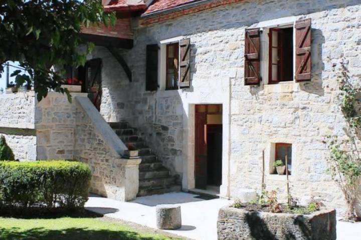 Gîte pour 12 personnes, avec Piscine à Mayrinhac-Lentour