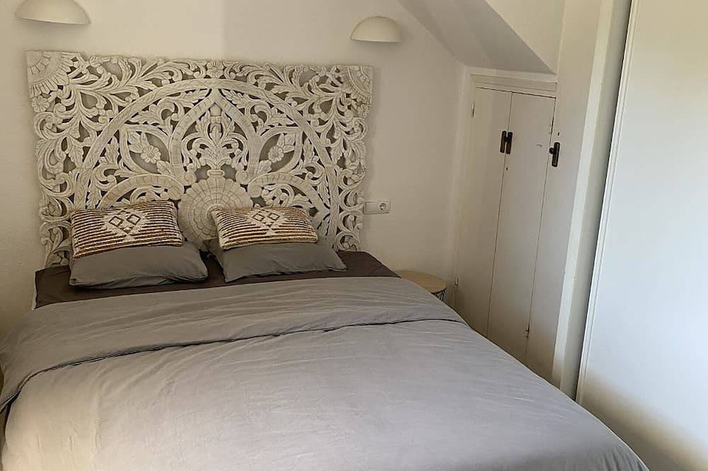 Apartamento entero, Authentic Mediterranean penthouse with sea view and private pool in Cala Tarida, Sant Josep de sa Talaia