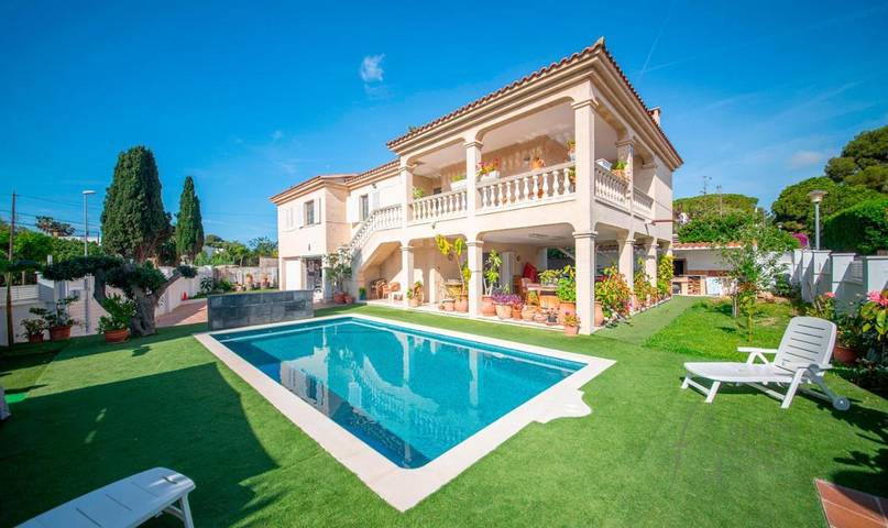 Casa rural para 12 personas, con Balcón y Terraza además de Jardín y Piscina en Vendrell