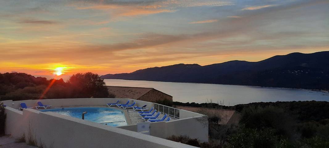 Gîte pour 4 personnes, avec piscine ainsi que terrasse et jardin