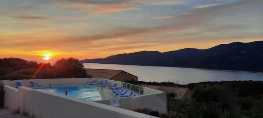 Gîte pour 4 personnes, avec terrasse ainsi que jardin et piscine en Corse