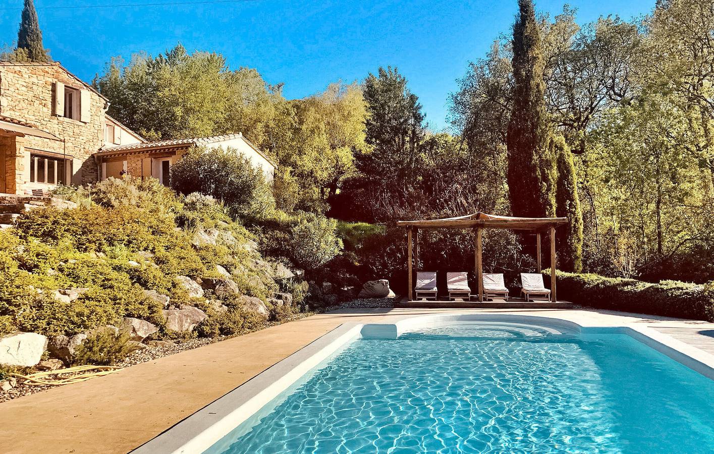 Acogedor 2BR Apartamento con Piscina, Parking y WiFi in Saint-André-d'Olérargues, Region de Nimes