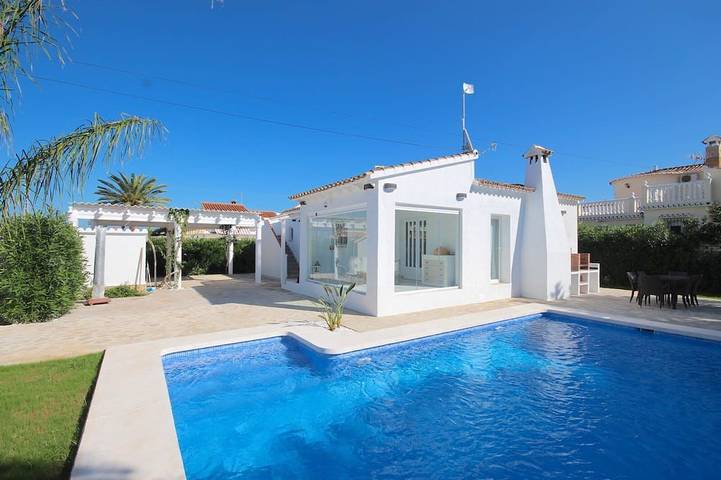 Villa pour 6 personnes, avec balcon ainsi que piscine et jardin, animaux acceptés - 1