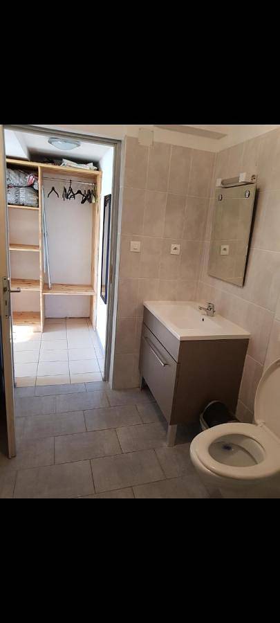 Gîte pour 2 personnes, avec vue et terrasse à Uzer