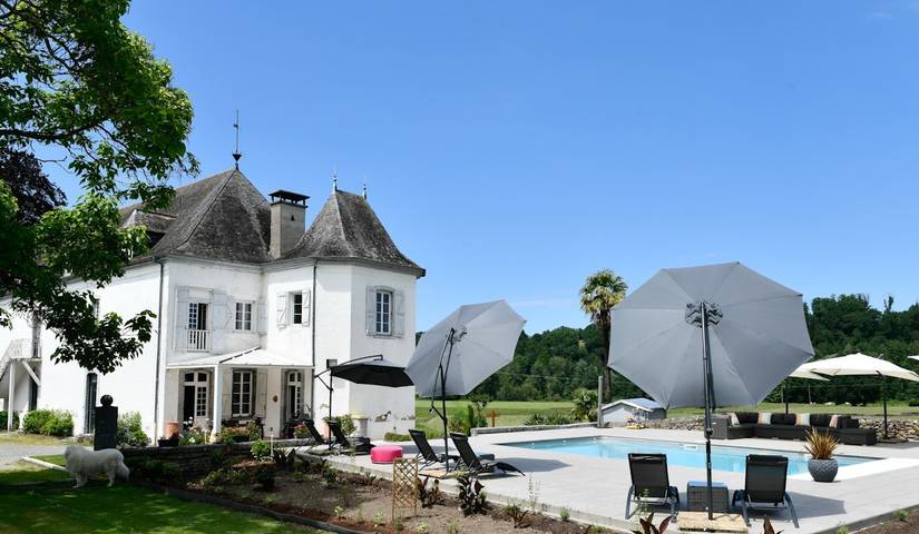Chambre d’hôte pour 4 personnes, avec Terrasse ainsi que Jardin et Piscine à Oloron-Sainte-Marie