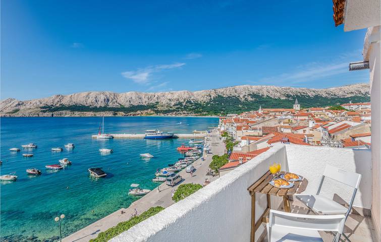 Charmant appartement d'une chambre avec terrasse, Wi-Fi et à deux pas de la plage ! in Baška, Krk