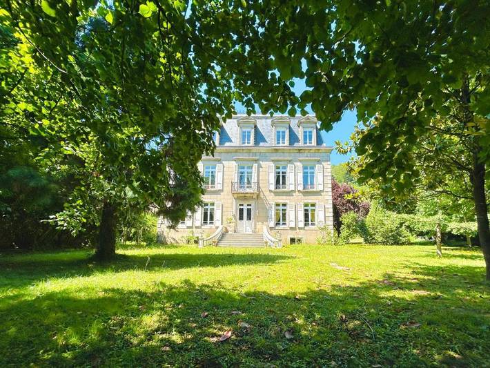 Gîte pour 2 personnes, avec Terrasse et Jardin ainsi que Piscine et Vue à Labastide-Rouairoux
